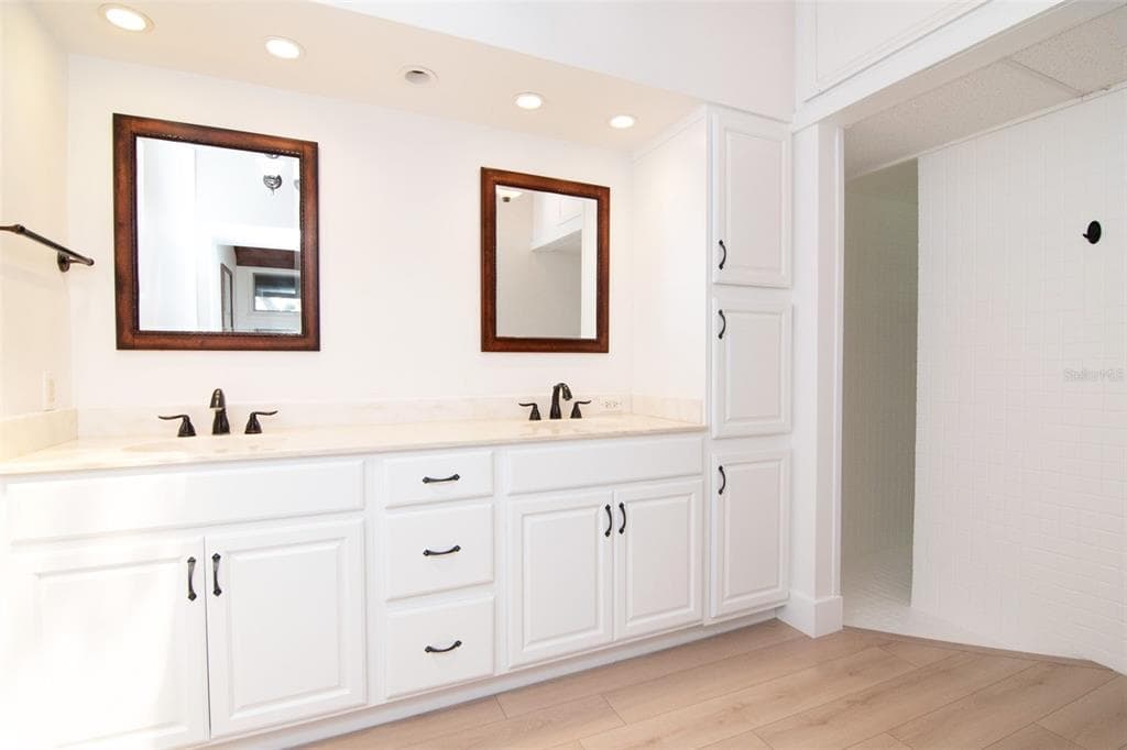 1296 WEYBRIDGE LANE photo 24