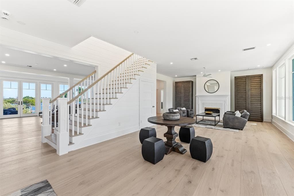 4070 LOOMIS AVENUE photo 8