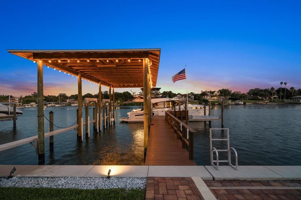 211 POINCIANA LANE photo 4