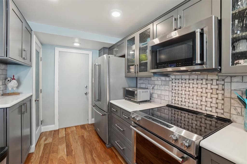7400 SUN ISLAND DRIVE S 712 photo 3