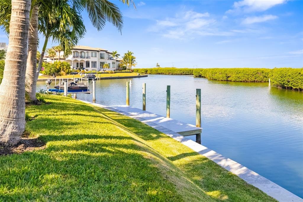 560 HARBOR COVE CIRCLE photo 2
