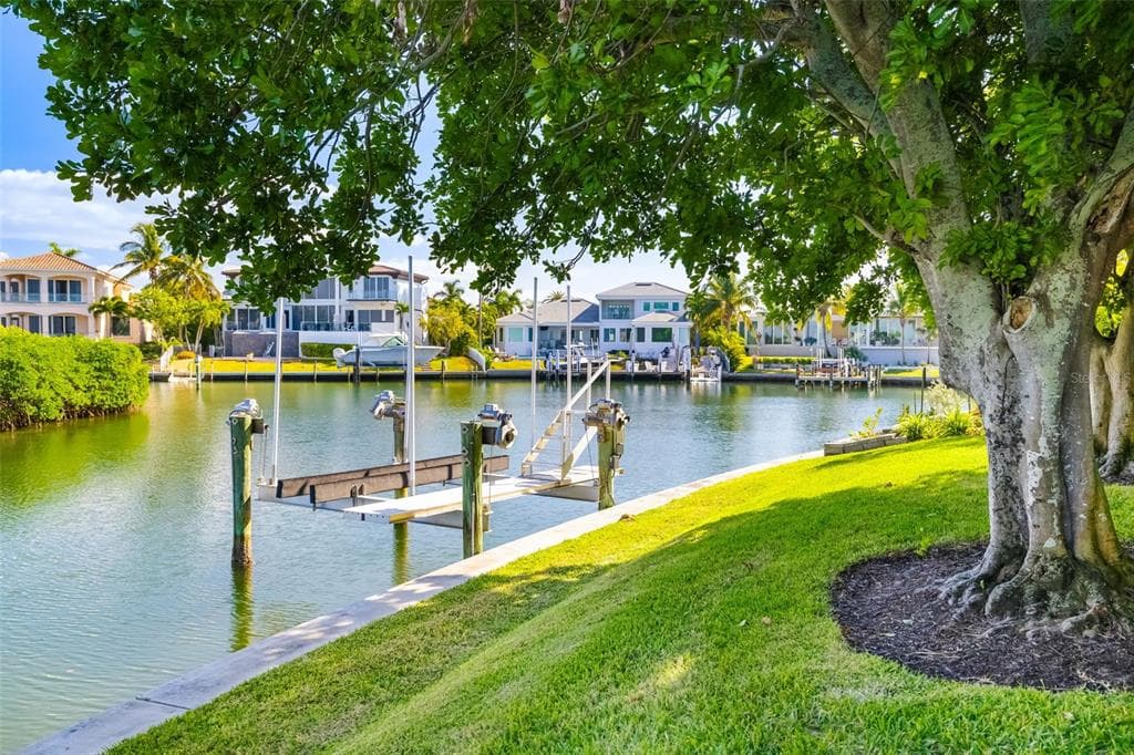 560 HARBOR COVE CIRCLE photo 3