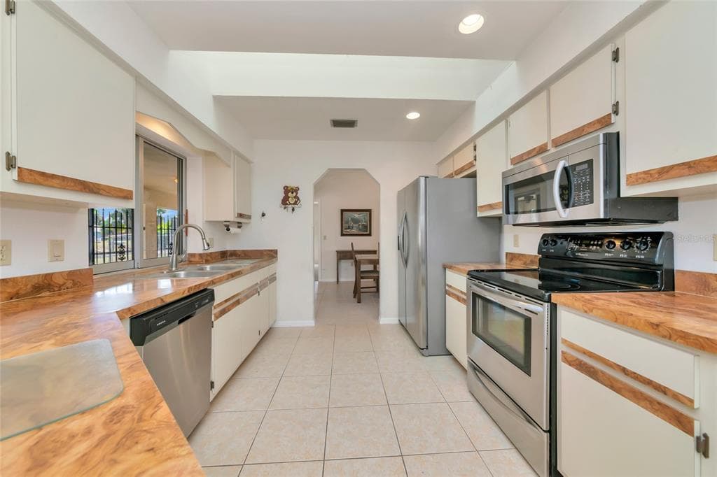2176 BARKSDALE STREET photo 7