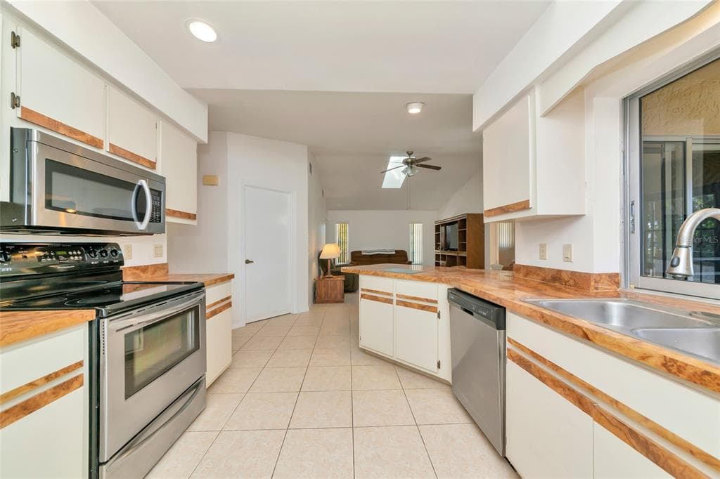 2176 BARKSDALE STREET photo 9