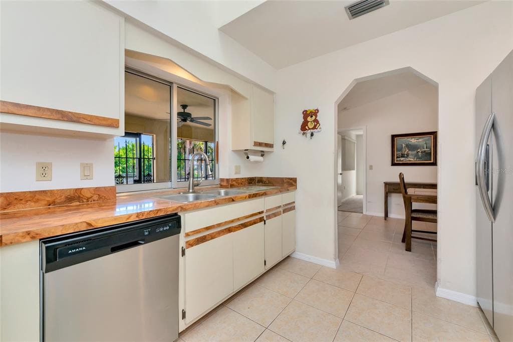 2176 BARKSDALE STREET photo 10