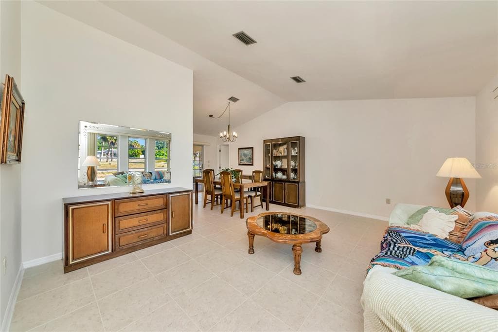2176 BARKSDALE STREET photo 4