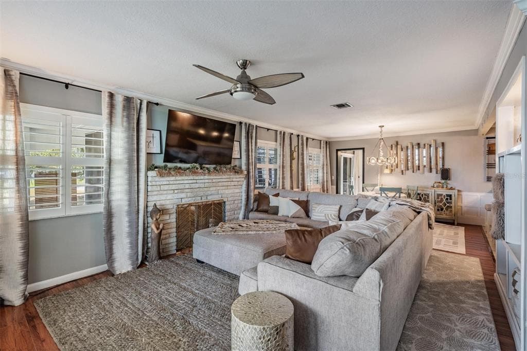 302 WHITCOMB BOULEVARD photo 5