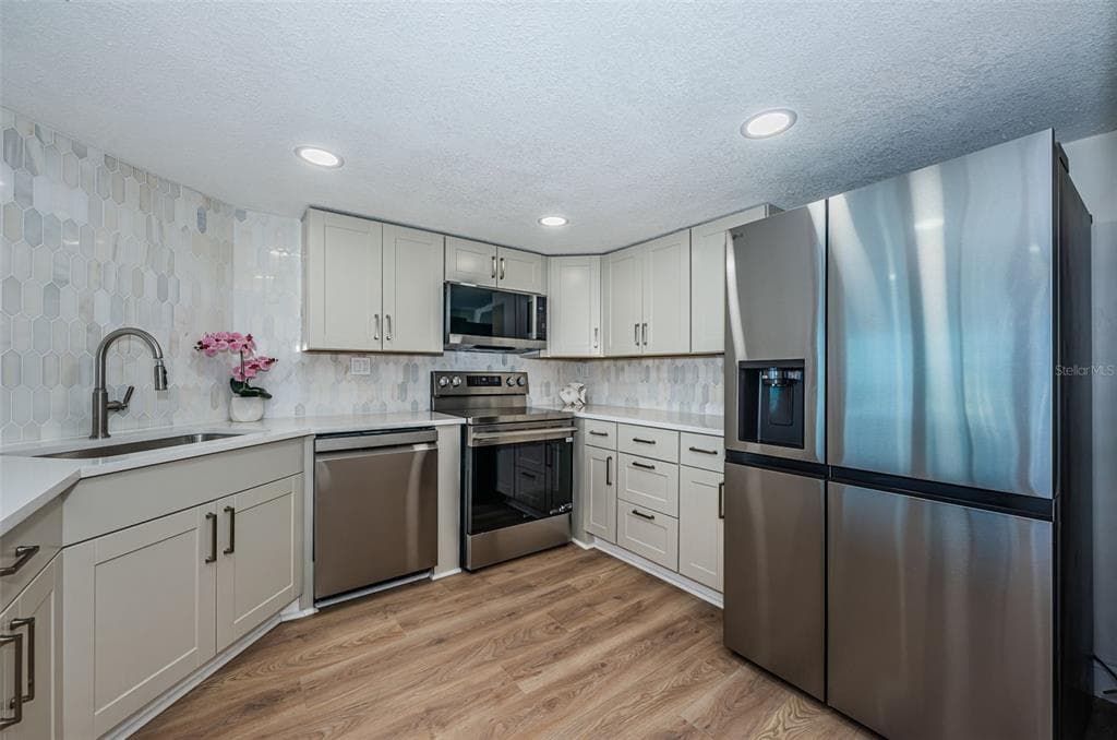 7400 SUN ISLAND DRIVE S 806 photo 24