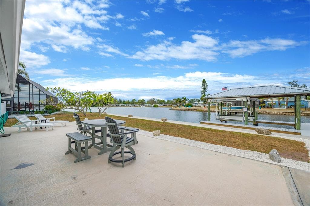 827 BLUE HERON BOULEVARD photo 23