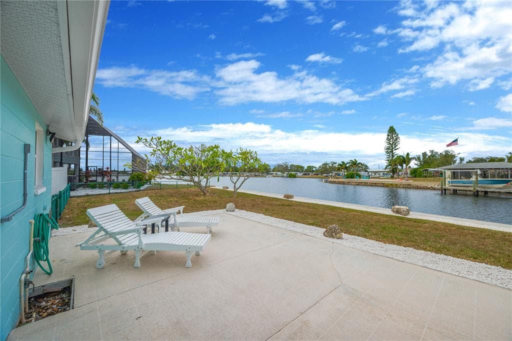 827 BLUE HERON BOULEVARD photo 24