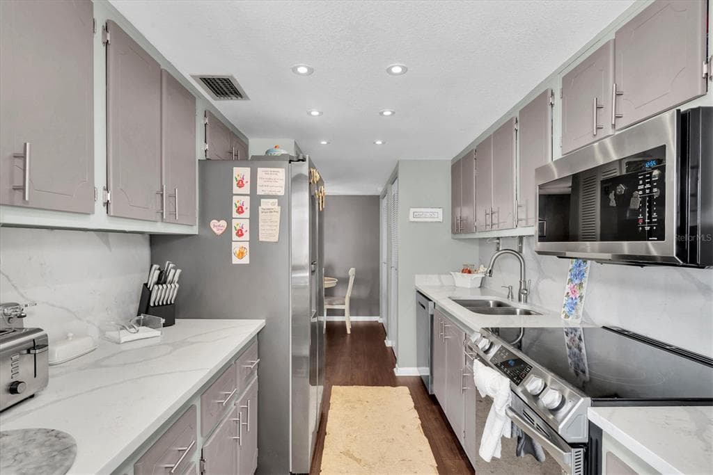 660 ISLAND WAY 506 photo 13