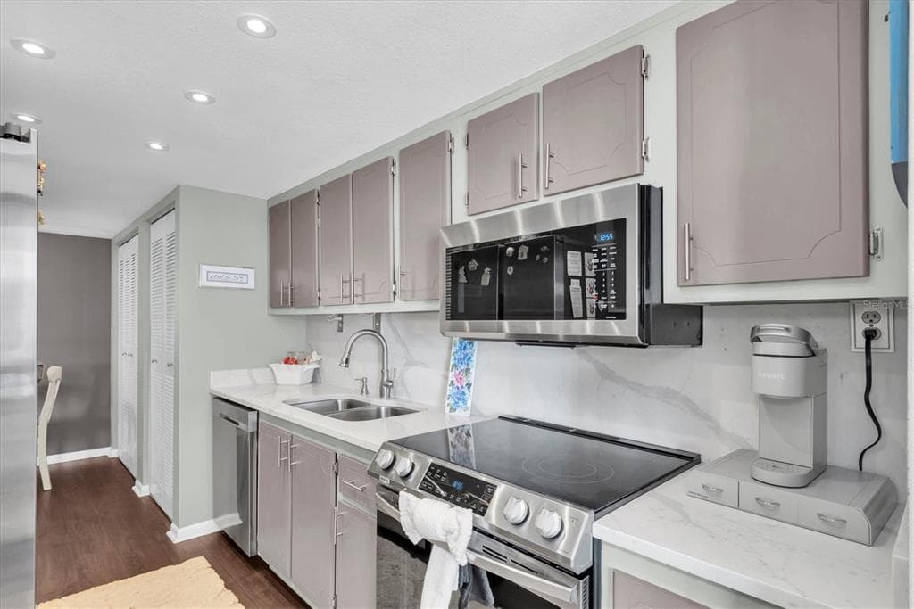 660 ISLAND WAY 506 photo 14