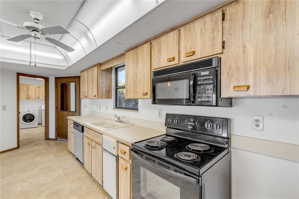 824 EEL AVENUE photo 9