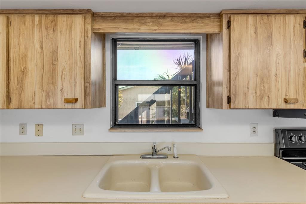 824 EEL AVENUE photo 10