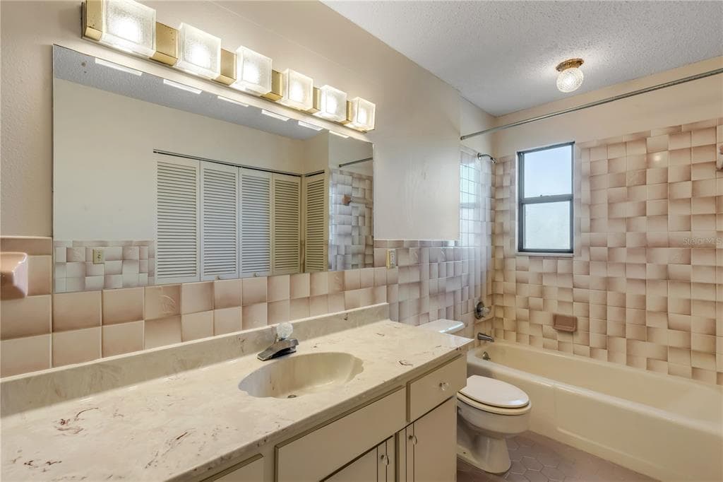 824 EEL AVENUE photo 18