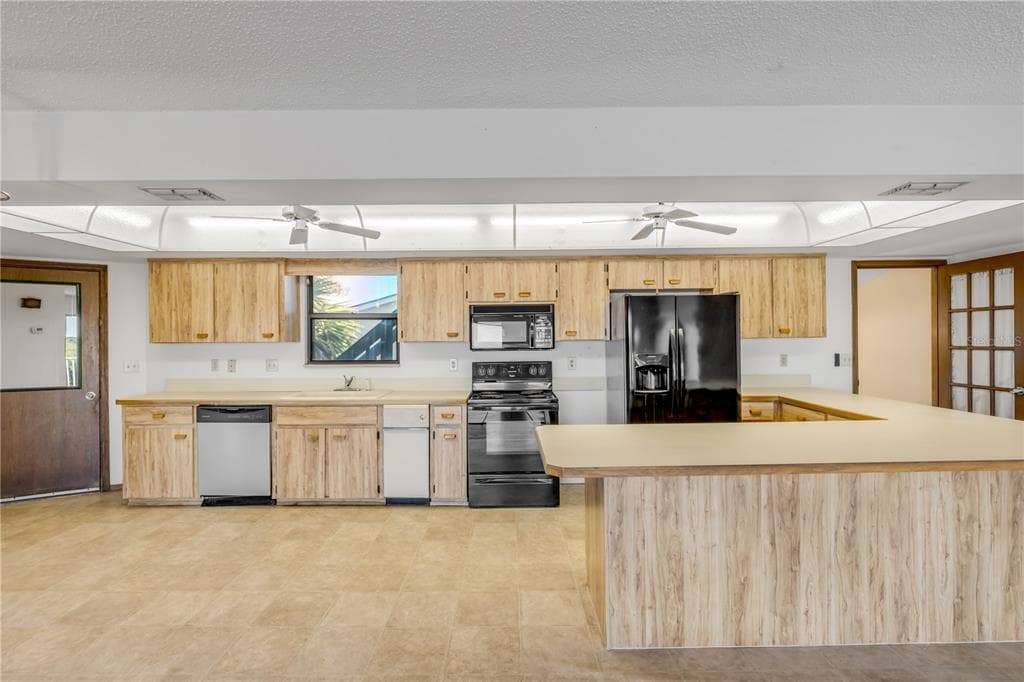 824 EEL AVENUE photo 8