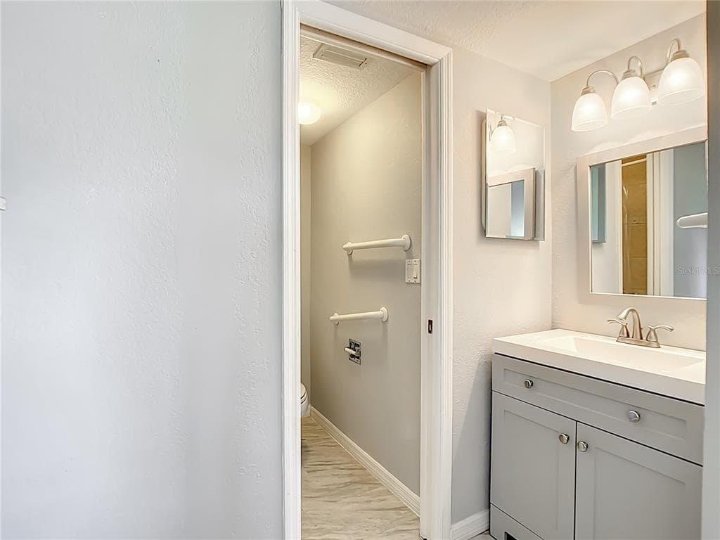 404 CERROMAR CIRCLE N 115 photo 24