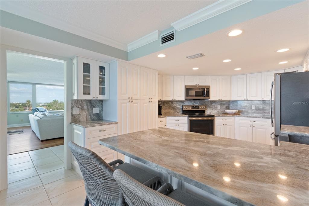 736 ISLAND WAY 406 photo 23