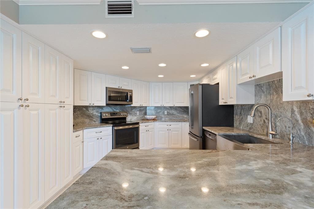 736 ISLAND WAY 406 photo 22