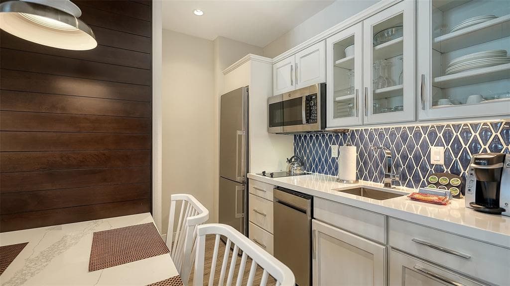 225 SANDS POINT ROAD 6201 photo 13