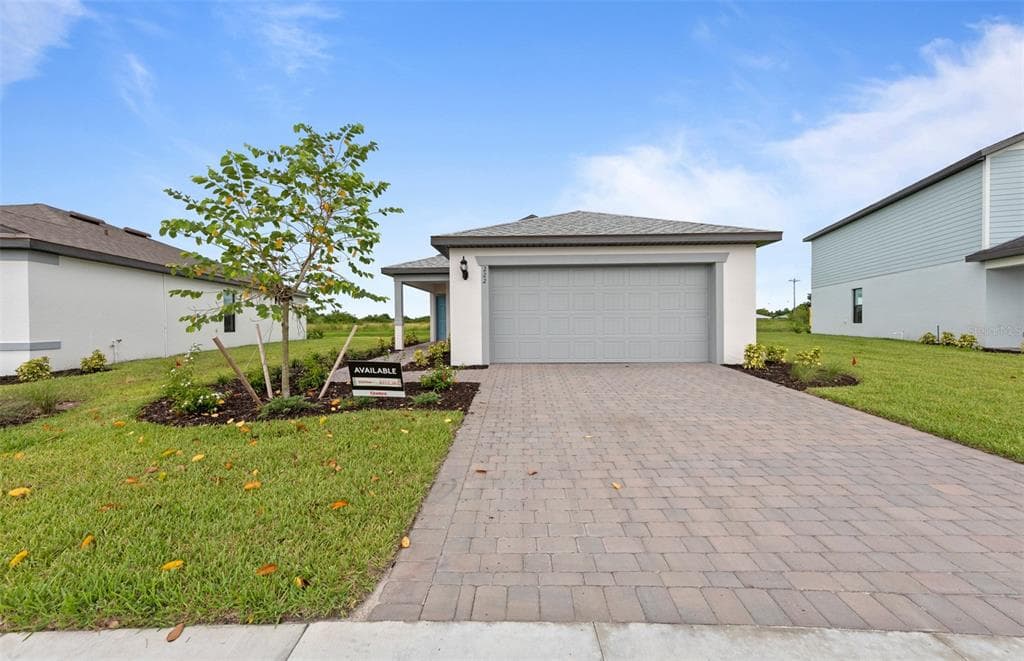 810 BALLEBY TRAIL photo 1