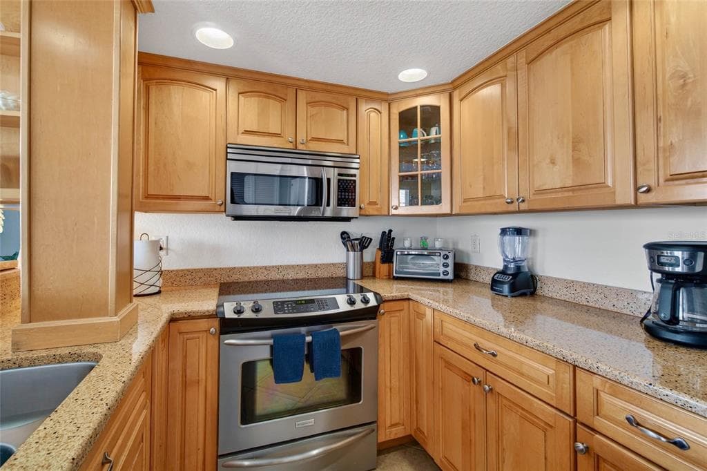 445 HAMDEN DRIVE 405 photo 15
