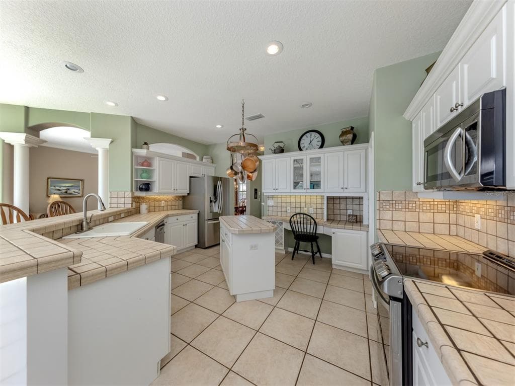 853 HILLCREST DRIVE photo 8