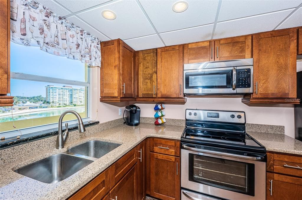 4750 COVE CIRCLE 605 photo 7