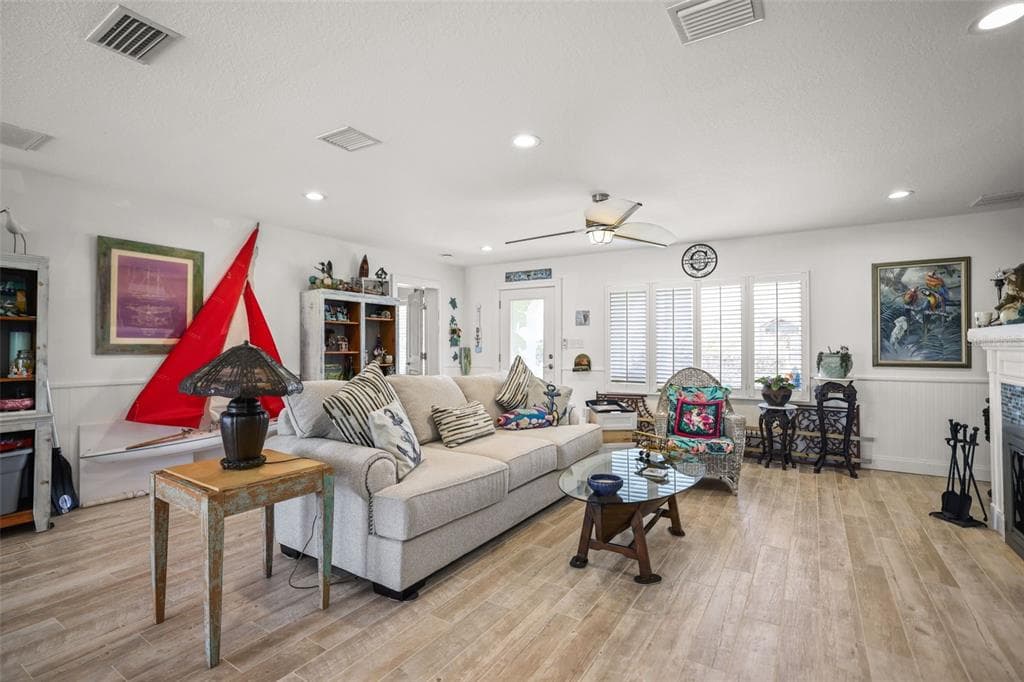 600 NORMANDY ROAD photo 4