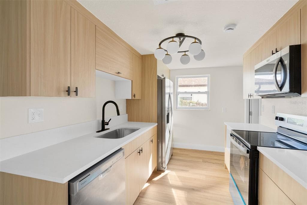 13804 VICTOR AVENUE photo 12