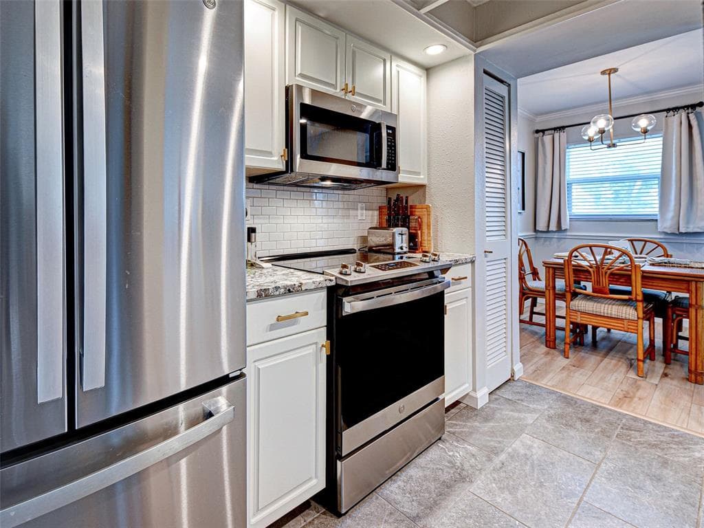 902 GIBBS ROAD 285 photo 24