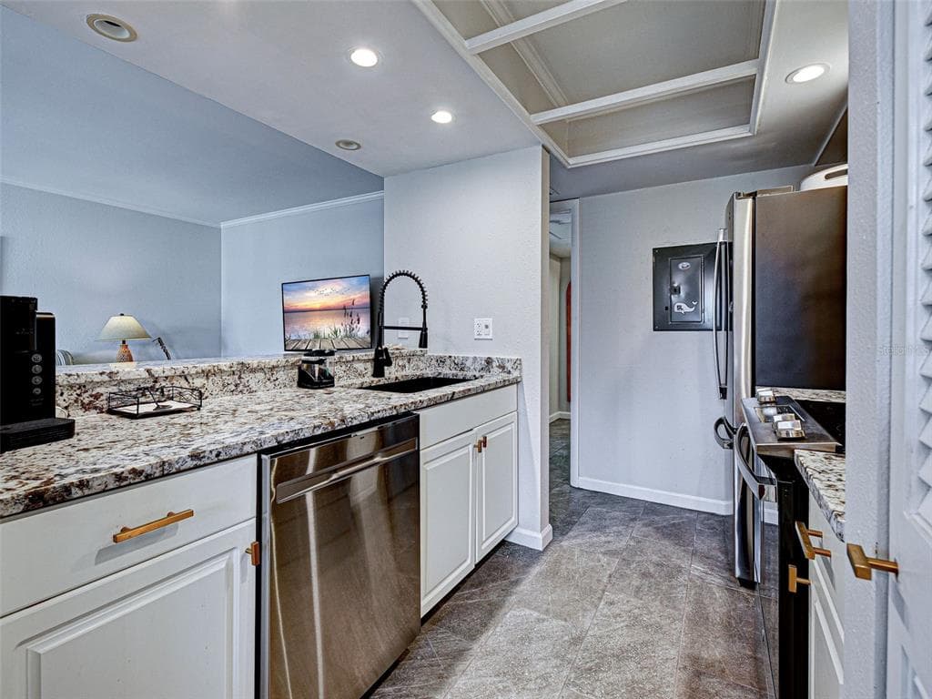 902 GIBBS ROAD 285 photo 25