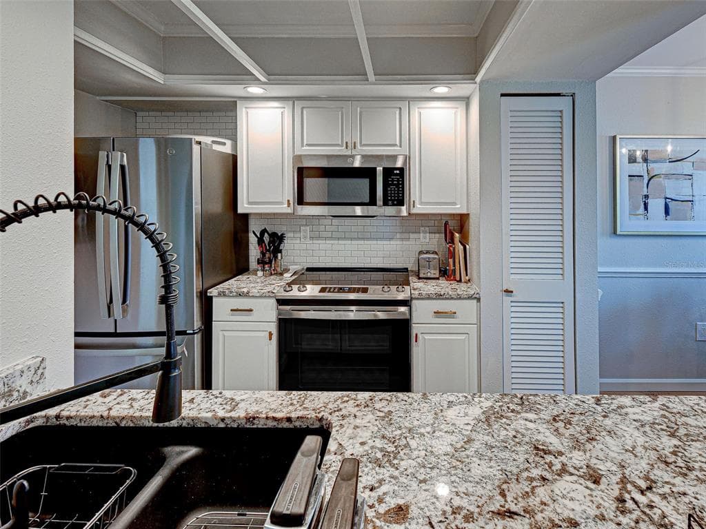 902 GIBBS ROAD 285 photo 21