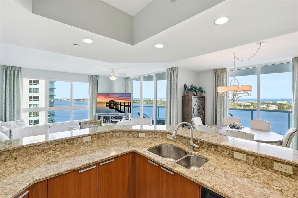 231 RIVERSIDE DRIVE 1702 photo 22