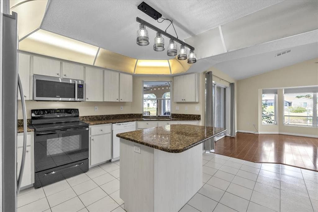272 BROADMOOR LANE photo 17