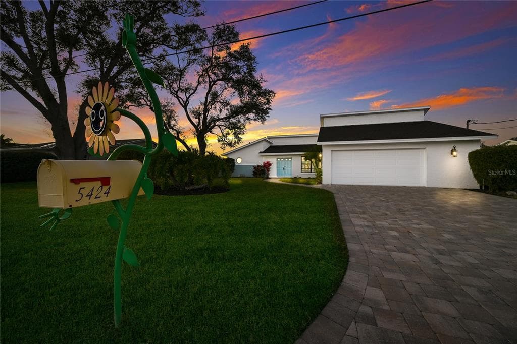 5424 AMERICA DRIVE photo 3