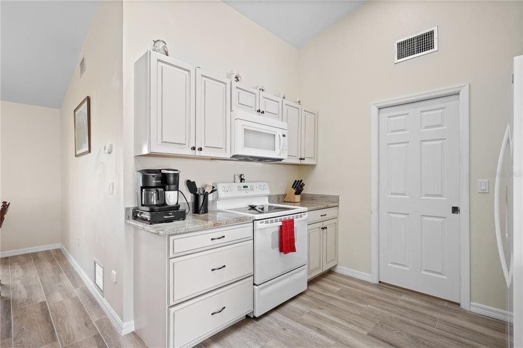 208 ANNAPOLIS LANE photo 13