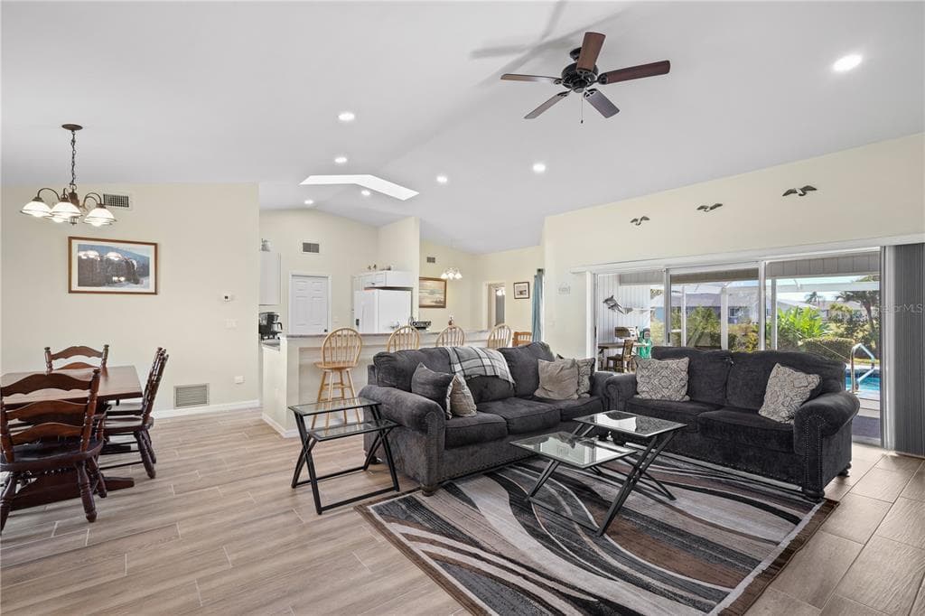 208 ANNAPOLIS LANE photo 4
