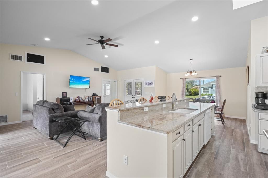 208 ANNAPOLIS LANE photo 8