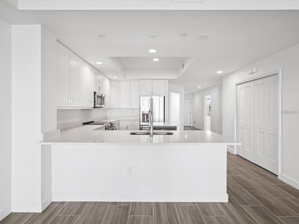 125 ISLAND WAY 304 photo 12