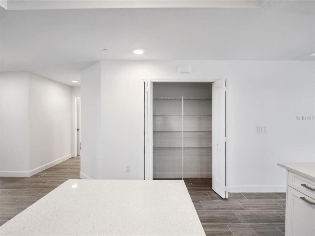 125 ISLAND WAY 304 photo 10