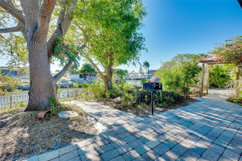 21064 HIGGS DRIVE photo 4