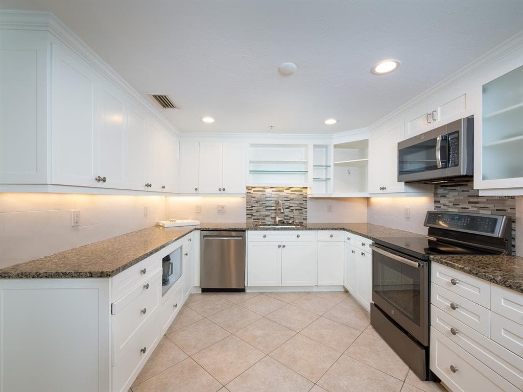 1255 N GULFSTREAM AVENUE 1106 photo 15