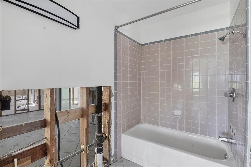 651 JUNGLE QUEEN WAY photo 25