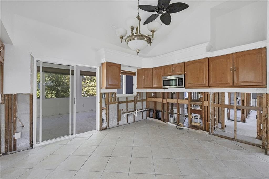 651 JUNGLE QUEEN WAY photo 21