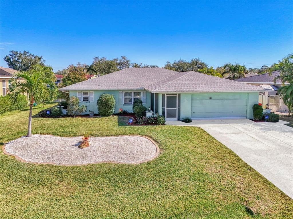 602 PORTIA STREET N photo 2