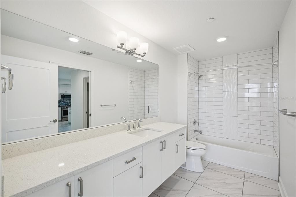 125 ISLAND WAY 404 photo 23