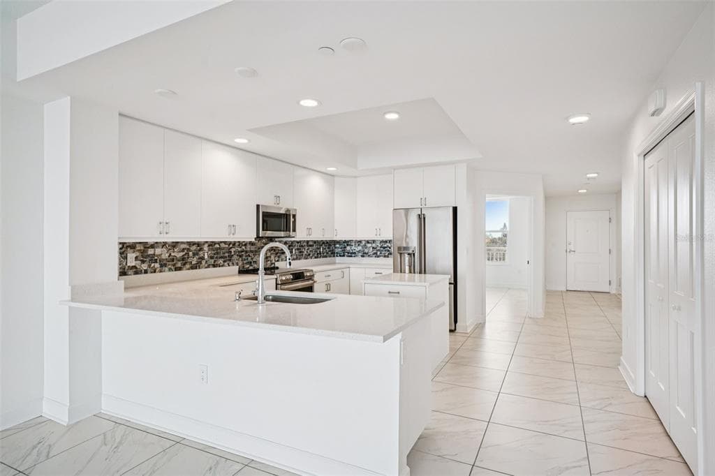 125 ISLAND WAY 404 photo 17