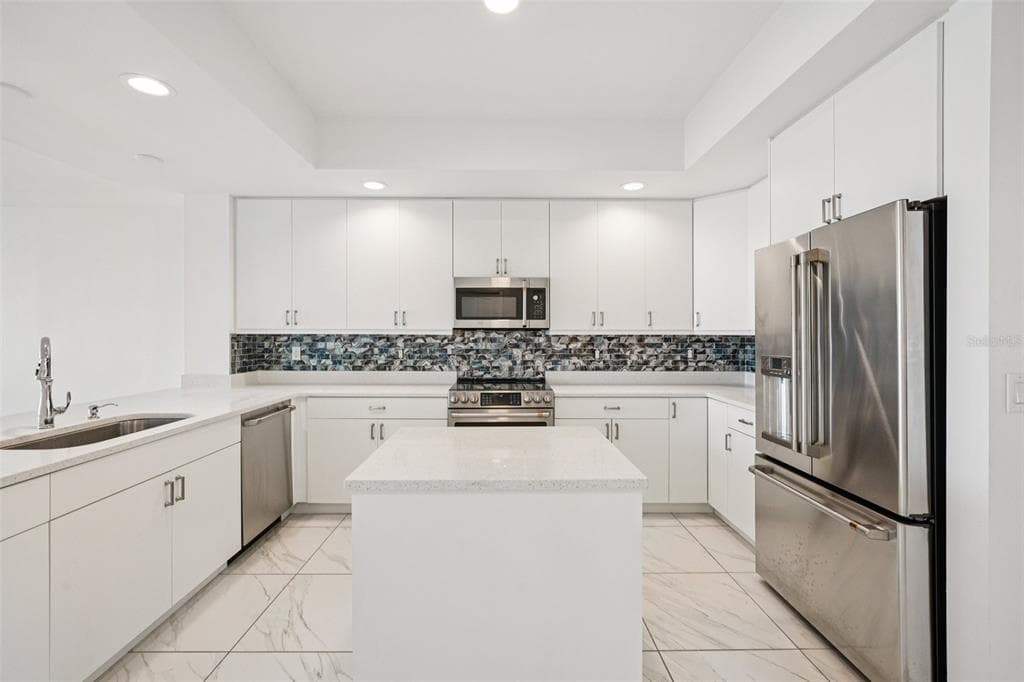125 ISLAND WAY 404 photo 16