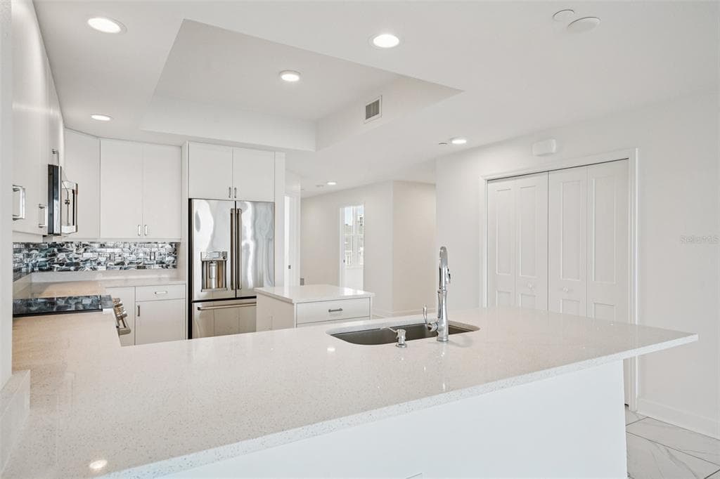 125 ISLAND WAY 404 photo 18